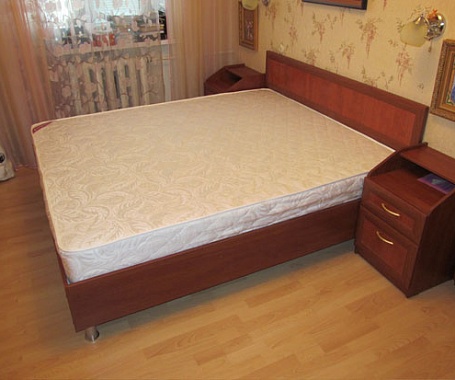 Кровать стандартная с тумбами