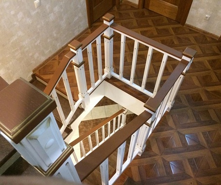 Ограждение лестницы на три этажа
