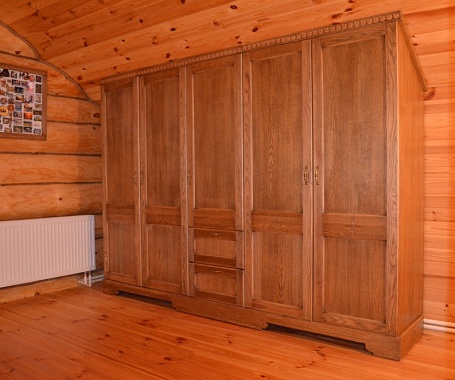 Деревянный шкаф