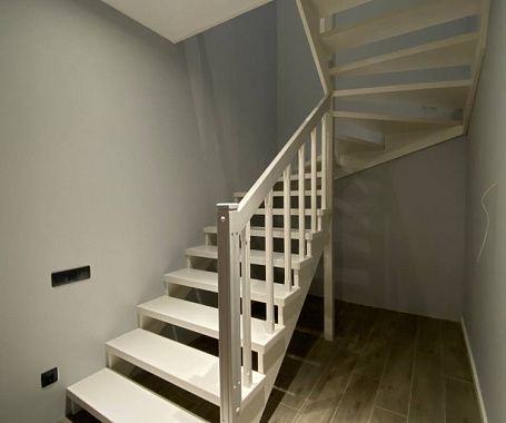 Лестница из Ясеня с композитными ступенями