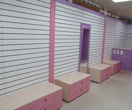 Мебель в магазин женской одежды