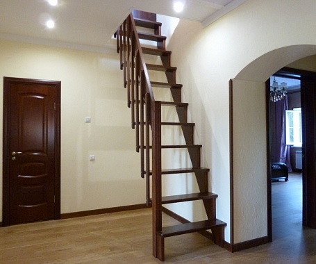 Прямая лестница на мансардный этаж